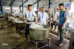 پخت غذا برای سیل‌زدگان خوزستانی توسط مواکب خمینی‌شهر