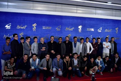 آزادگانی که داستان فیلم «۲۳ نفر» روایتی از اسارت آن‌ها در دوران جنگ تحمیلی است، روی فرش قرمز جشنواره فیلم فجر سی‌و‌هفتم