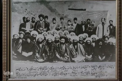 قاب عکسهای موجود در صحن بقعه که در همگی آنها مرحوم آیت الله آقانورالدین عراقی و دیگر علما و بزرگان عراق عجم(اراک) حضور دارند