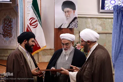 از راست حجت‌الاسلام‌والمسلمین حاج علی اکبری، رئیس شورای سیاست‌گذاری ائمه جمعه تهران، حجت‌الاسلام‌والمسلمین محمدی گلپایگانی، رئیس دفتر مقام معظم رهبری و حجت‌الاسلام والمسلمین ناصرالدین نوری‌زاده، رییس جدید مرکز رسیدگی به امور مساجد