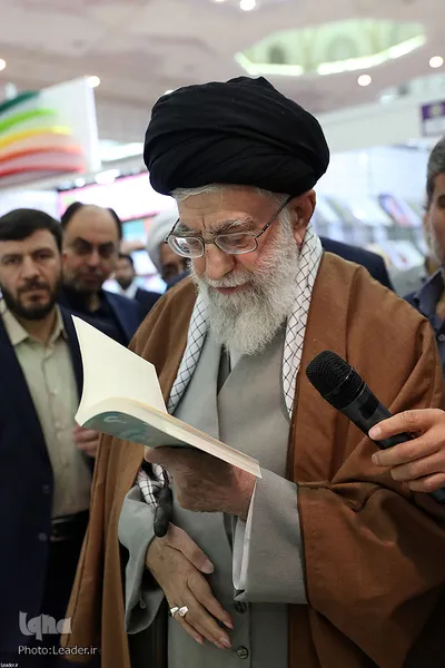 بازدید رهبر انقلاب اسلامی از نمایشگاه کتاب تهران