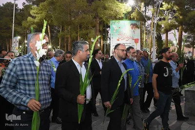 آیین عطرافشانی و گلباران مزار مطهر شهدا در اصفهان