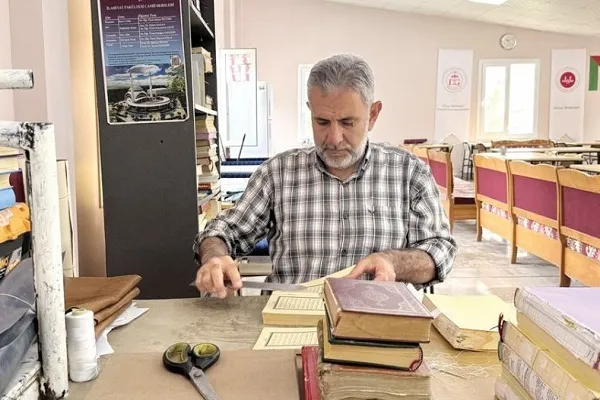 Yıpranan Kur’an-ı Kerim’leri ciltliyor