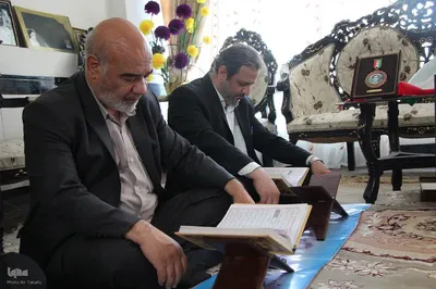 کرسی تلاوت قرآن کریم در منزل شهید محمودی به همراه رونمایی از کتاب باران نور درملایر‎