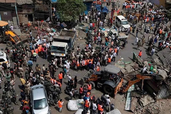 Hindistan'da protestolar sonucunda Müslüman mahallesindeki yıkım engellendi