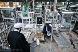 غبارروبی مزار شهدا در آخرین پنجشنبه سال ۱۳۹۷