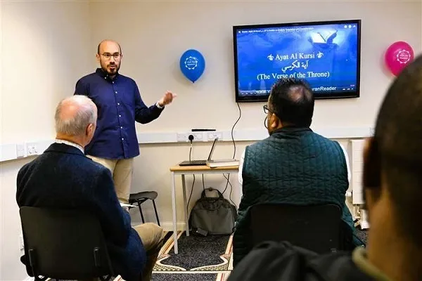 ‘Estou tão feliz por ter vindo’: convidados são bem-vindos à campanha Visite a minha Mesquita em West Berkshire