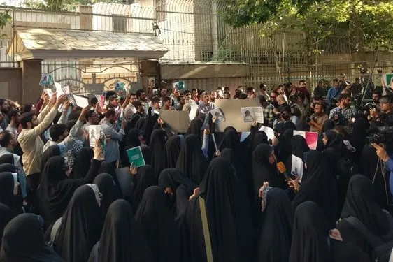 تجمع دانشجویان و مردم مقابل سفارت نیجریه در حمایت از «شیخ زکزاکی»
