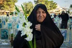 ⁨عطر افشانی و گلباران مزار شهدا در اصفهان⁩