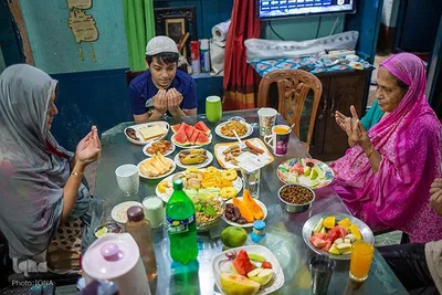 افطار یک خانواده بنگلادشی در شهر داکا، پایتخت بنگلادش

