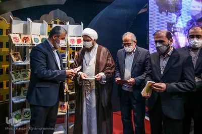مراسم رونمایی از مجموعه کتب چهل جلدی گام به گام