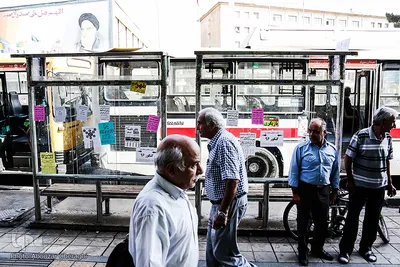 چسباندن غیر مجاز پوسترهای تبلیغاتی بر روی ایستگاه های اتوبوس شرکت واحد