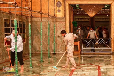 شست و شوی صحن و سرای حرم حضرت علی(ع) از گرد و غبار طوفان شن