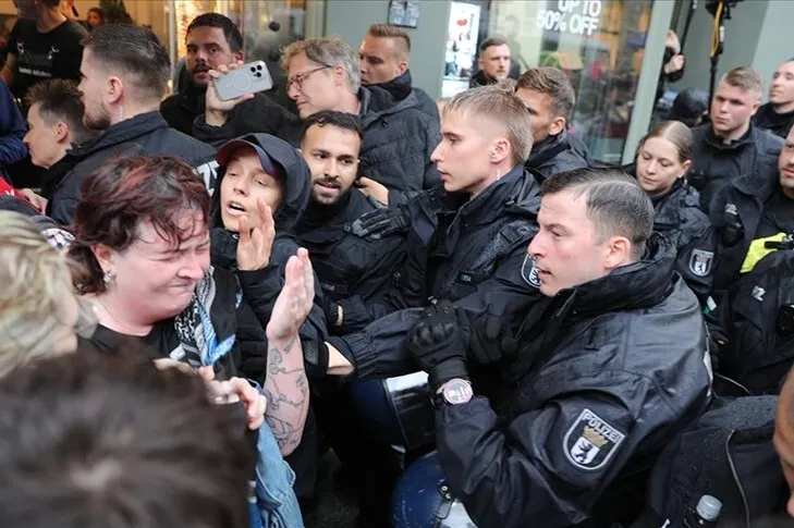 Almanya’da polis Filistin’e destek eylemine katılanlara sert müdahalede bulundu