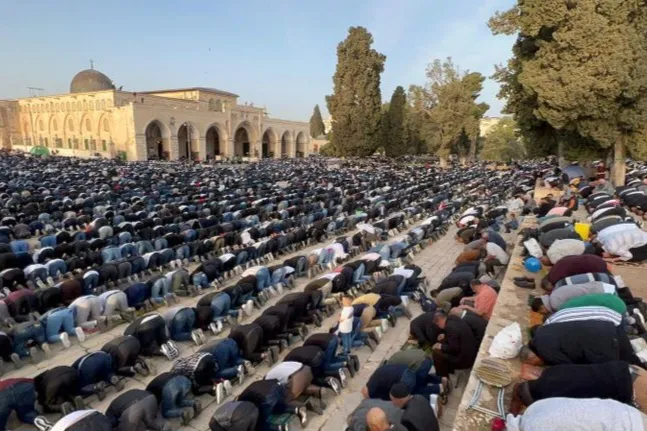 اقامه نماز عید فطر در خیابان‌های قدس در پی تعطیلی مسجدالاقصی + عکس و فیلم