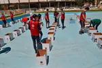 আলজেরিয়ার একটি দাতব্য প্রতিষ্ঠানের কর্মীগণ খাদ্যের প্যাকেজ প্রস্তুত করছেন