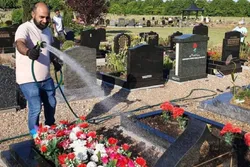 Les musulmans britanniques salués pour avoir nettoyé plus de 1 000 tombes