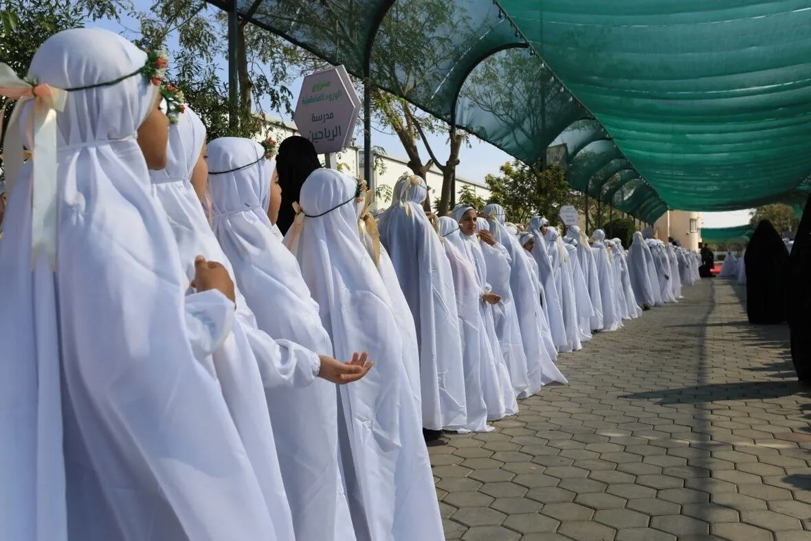 Perayaan permulaan Tugas ibadat pelajar sekolah Iraq di Karbala +Klip & Gambar