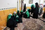 بازیگران در انتظار برای اجرای تعزیه هستند.