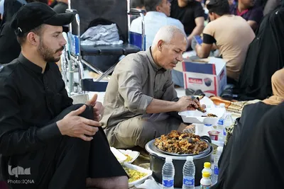 سفره‌های افطاری در جوار آستان علوی