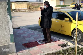 بدلیل شرایط کرونایی عوامل تولید در فضای باز نماز می خوانند