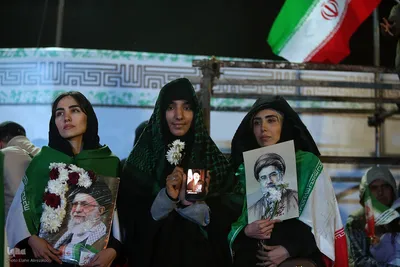پای کار انقلاب