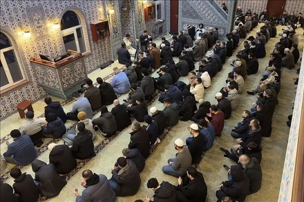 د هالینډ مسلمانانو د سهار په لمانځه کې د غزې د مظلومو خلکو لپاره دعاګانې وکړې