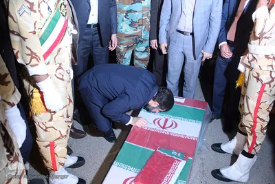 بوسه غلامرضا شریعتی، استاندار خوزستان بر تابوت پیکرهای شهیدان «قاسم بلند» و  «عبدالرضا حمودی»