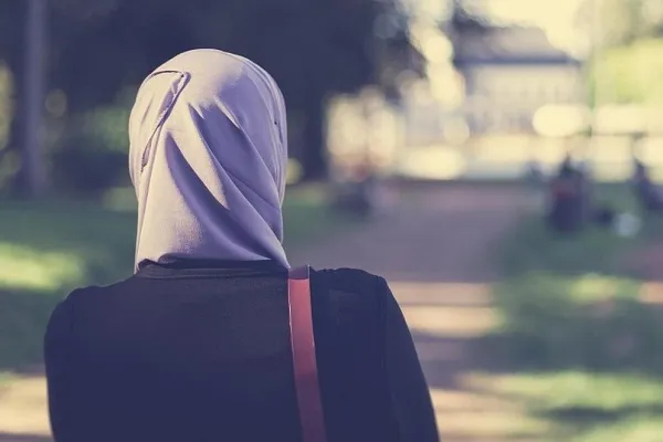 Berlin'de başörtülü kadına ırkçı saldırı