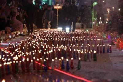 Kerzen zum Geburtstag Imam Mahdis (aj) angezündet