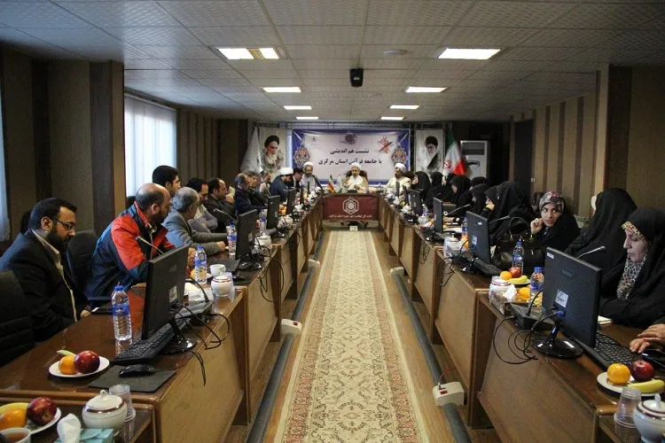 دیدار جامعه قرآنی با مدیرکل اوقاف استان مرکزی در یک نگاه