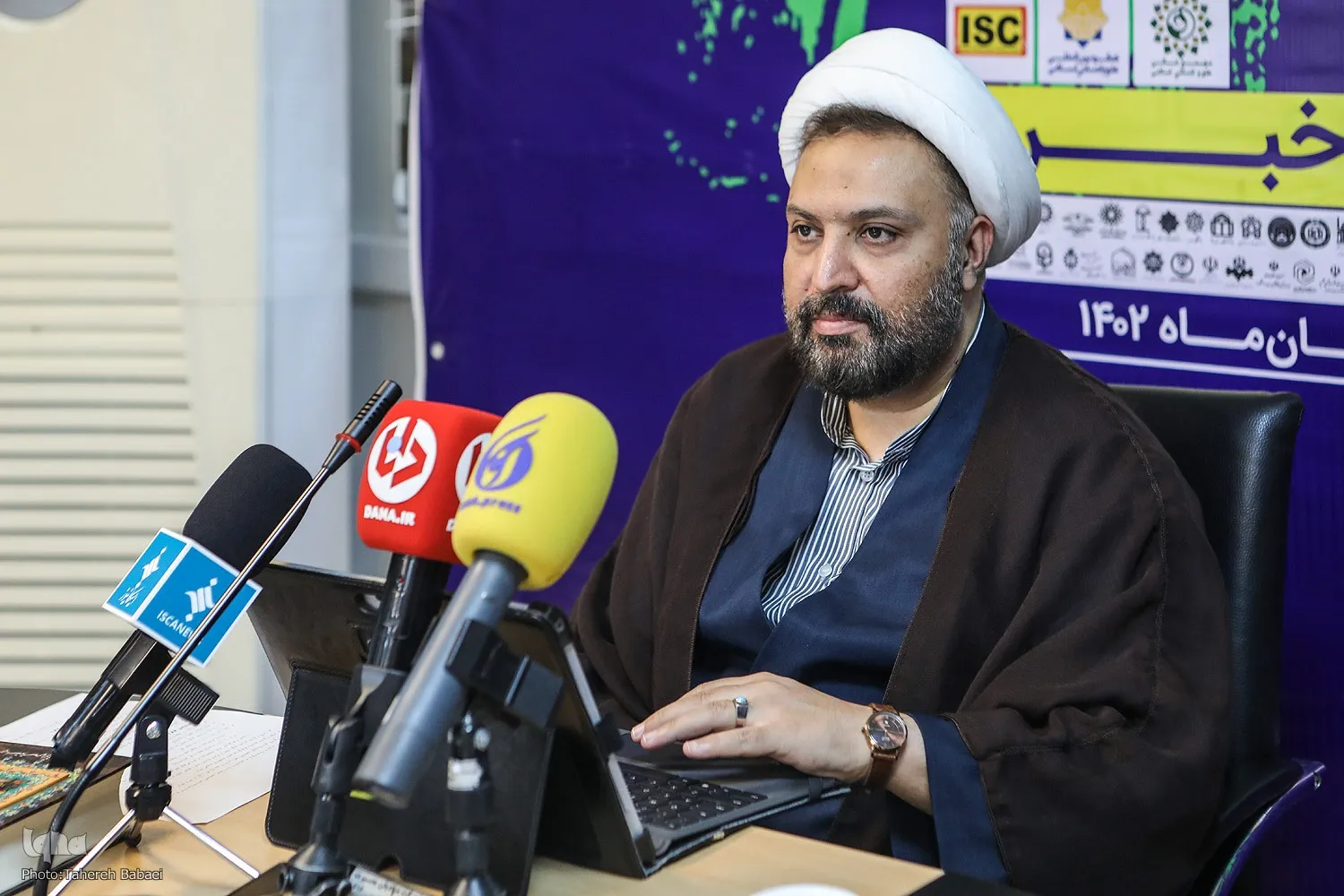 انتقاد از رفتار تحقیرآمیز و مخرب با علوم انسانی