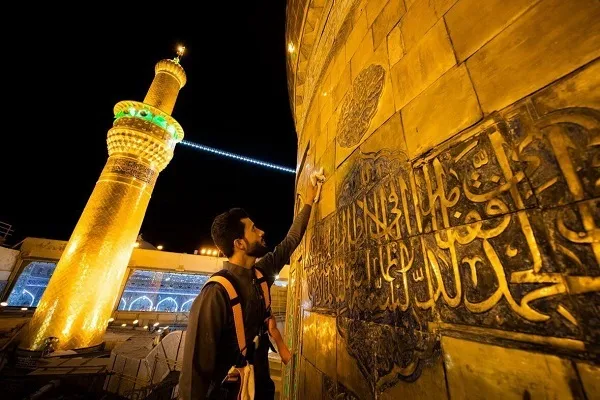 Lokacin da ake kakkabe kura da wanke kubbar Haramin Imam Husaini (AS)