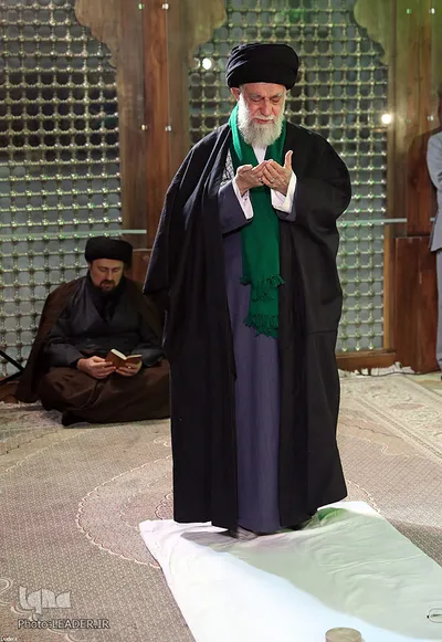 حضور مقام معظم رهبری در مرقد مطهر امام راحل 