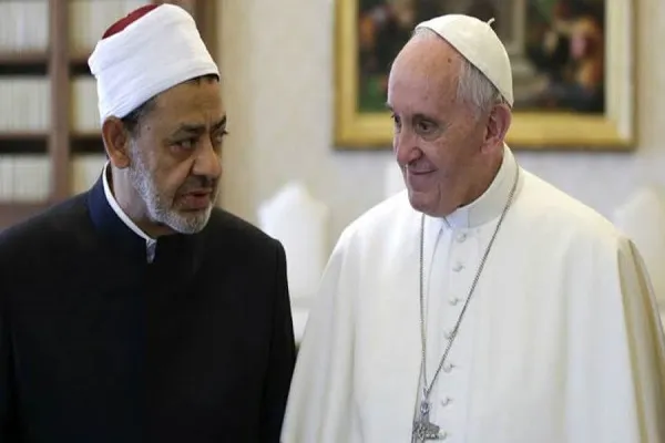 البابا فرنسيس يهنئ شيخ الأزهر بشهر رمضان