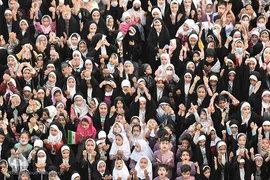 اجرای سرود «سلام فرمانده» در میدان جمهوری شهر سمنان