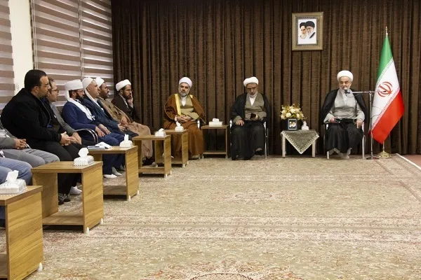 دیدار نماینده ولی‌فقیه در کردستان با مدیر و کارکنان مرکز بزرگ اسلامی