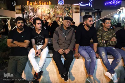 دسته عزاداری شاه حسین گویان در میدان منیریه 