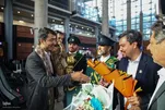 Fotos: Flores e Aplausos Quando o Qari Abdollahi Chega em Casa Vindo de Moscou