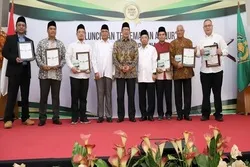 Hadiah Piagam Abdi Alquran kepada Para Aktivis Qurani Indonesia