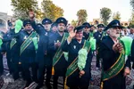 اهتزاز پرچم عزا بر فراز گنبد فيروزه‌اي آستان شاهچراغ(ع)
