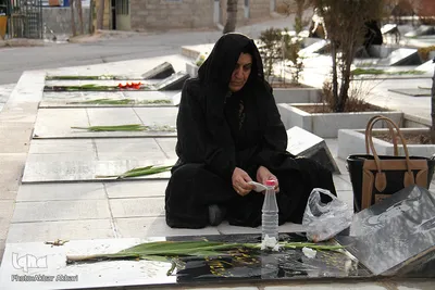 گلباران قبور شهدا در آستانه چهلمین سال انقلاب در شهرکرد
