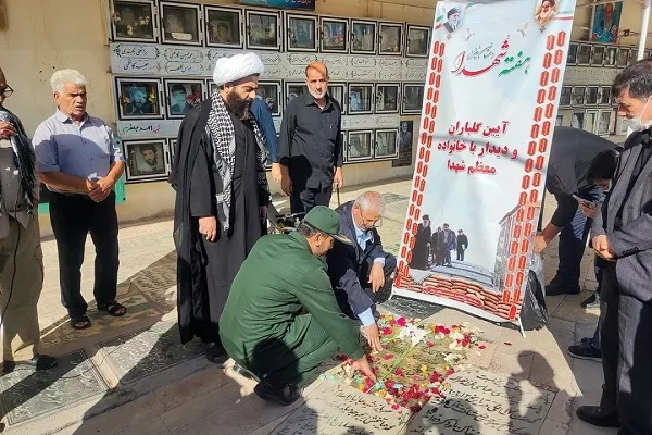 عطرافشانی مزار شهدای دهستان نیزار مدفون در آرامستان شیخان قم