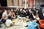 سفره‌های افطاری در جوار آستان علوی