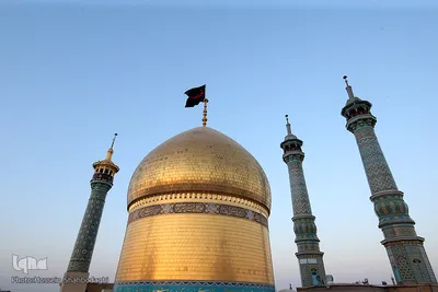 تعویض پرچم گنبد حرم مطهر کریمه اهل بیت در آغاز ماه محرم‎