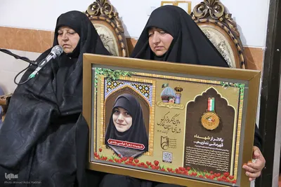 اهدا قاب مدال کنگره ملی شهدای فارس به خانواده شهیدان نبی زاده