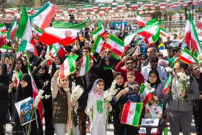 اجتماع عظیم مردمی و اهتزاز بزرگترین پرچم ایران در روز جمهوری اسلامی