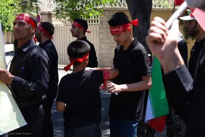 قافله عزاداری و نماز ظهر روز عاشورا در اصفهان