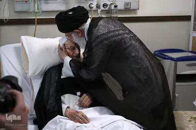عیادت رهبر انقلاب اسلامی از حضرت آیت الله مکارم شیرازی