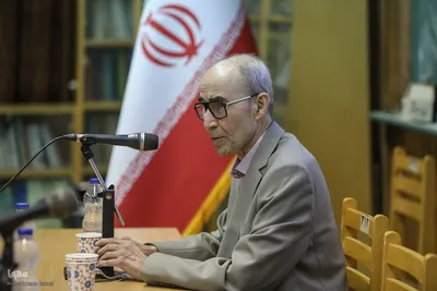 علی‌اشرف صادقی زبان‌شناس ایرانی، استاد بازنشستهٔ دانشگاه تهران و عضو پیوستهٔ فرهنگستان زبان و ادب فارسی